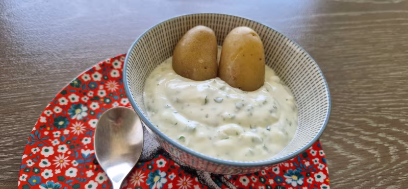 New potatoes with onion, garlic and parsley sauce
